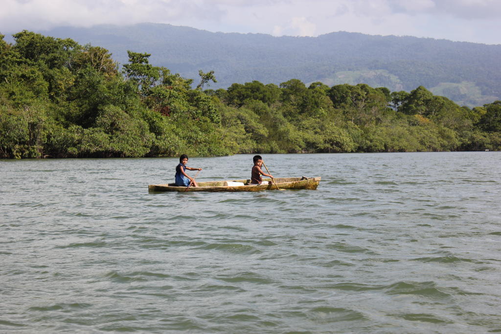 Hotel Y Restaurante Backpackers Rio Dulce Town Exteriér fotografie