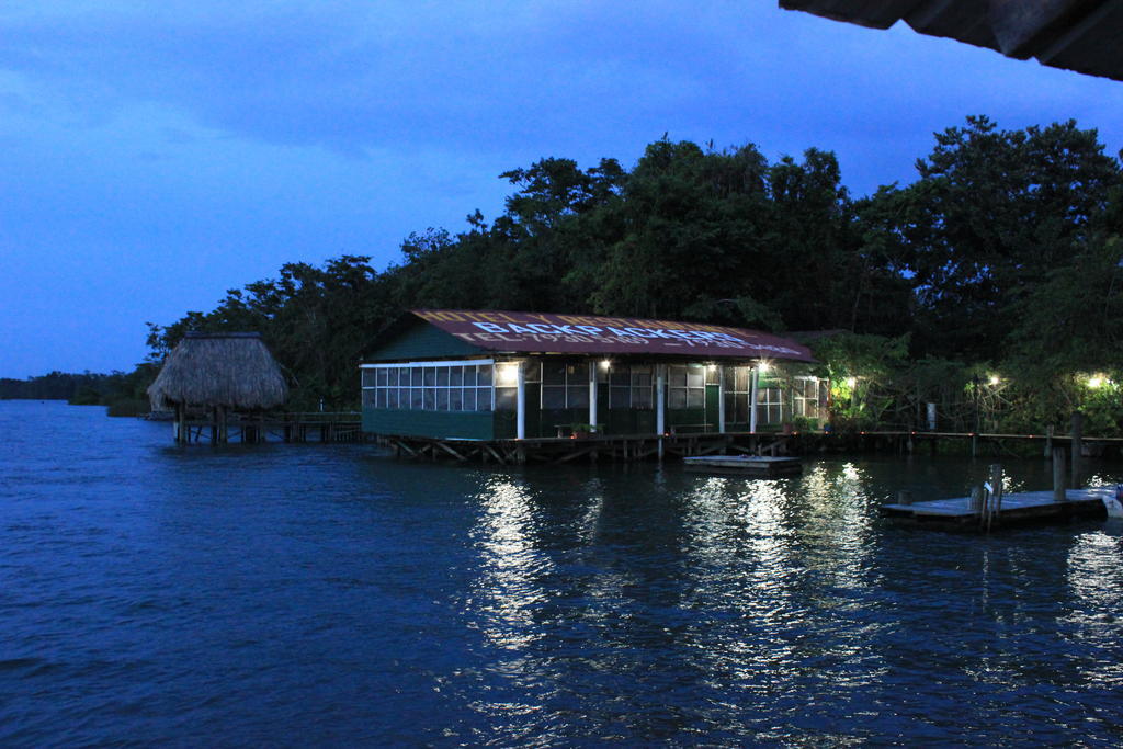 Hotel Y Restaurante Backpackers Rio Dulce Town Exteriér fotografie