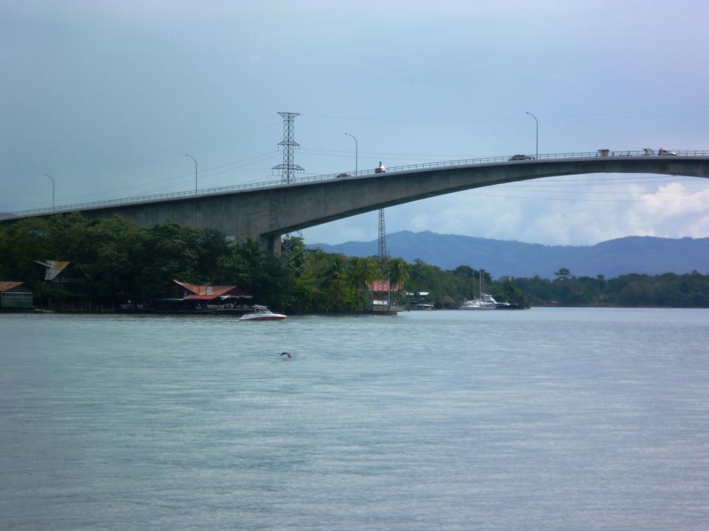 Hotel Y Restaurante Backpackers Rio Dulce Town Exteriér fotografie