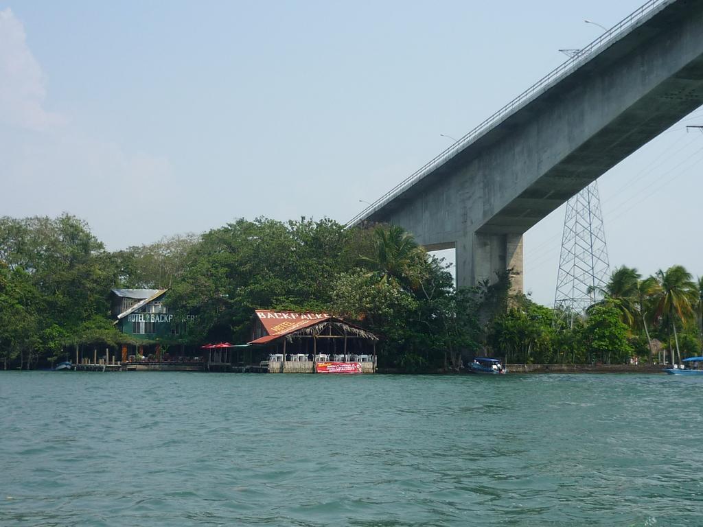 Hotel Y Restaurante Backpackers Rio Dulce Town Exteriér fotografie