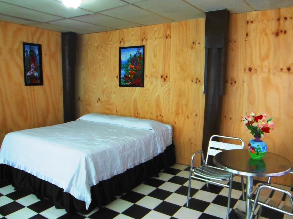 Hotel Y Restaurante Backpackers Rio Dulce Town Pokoj fotografie